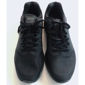 EUC Nike Athletic Running Shoe Size 10.5